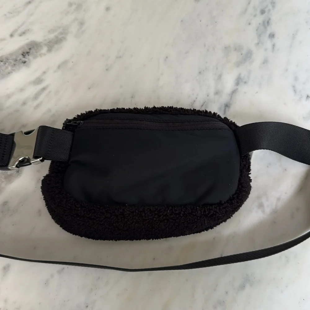 Lululemon black and silver crossbody bag. Fleece 1l standard size.
